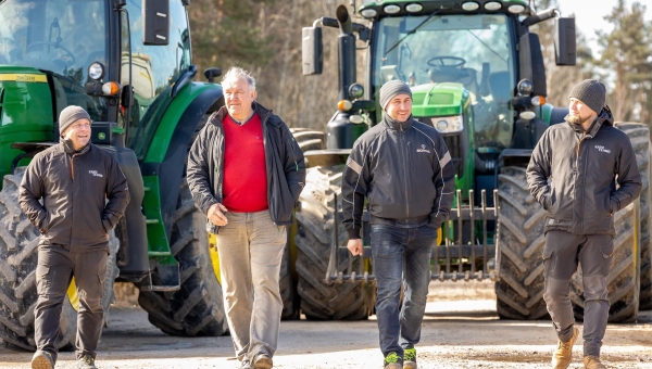 OÜ KaguTehno ülevaataja Silver Loorits (vasakult), Kriguli talu peremees Rein Parv, noorperemees Rauno Parv ning ülevaataja Kaido Koemets. Taustal Kriguli talu traktoripark, mille masinad läbisid ülevaatuse edukalt. Foto: AIGAR NAGEL